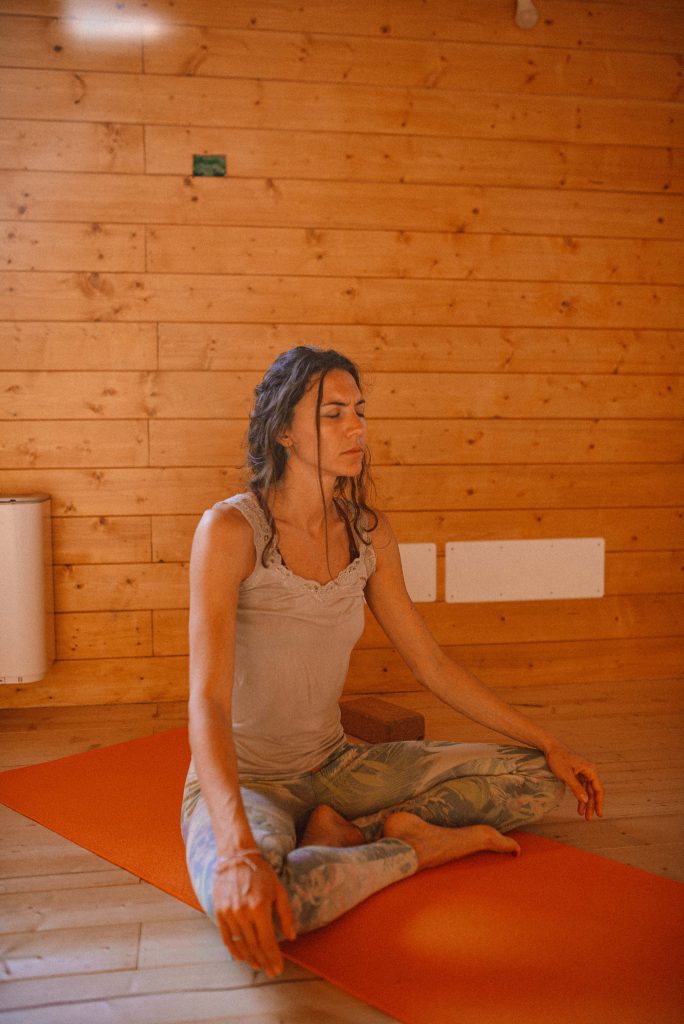 persona che fa meditazione